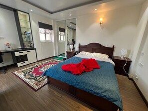 2 bedrooms, in-room safe, desk, WiFi