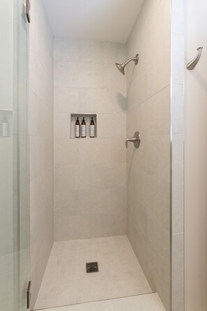 Douche, sèche-cheveux, serviettes fournies