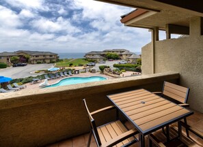 Outdoor dining - Seascape North Bluff Pool & Ocean View 2br (Aptos)