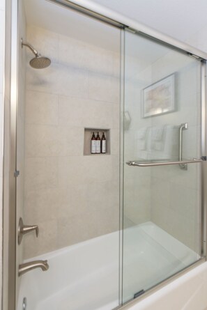 Shower, hair dryer, towels - Seascape North Bluff Pool & Ocean View 2br (Aptos)