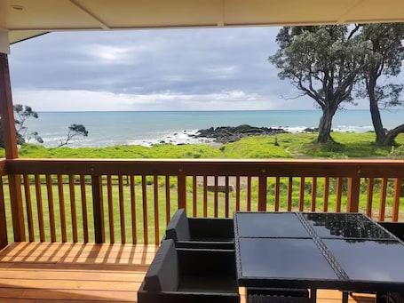 屋外ダイニングエリア. Waihau Bay Traquility - G B's Barn