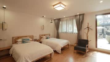 Bureau, espace de travail pour ordinateur portable, rideaux occultants