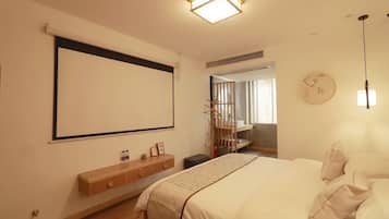 Quarto casal | Escrivaninha, espaço de trabalho para notebook, cortinas blackout