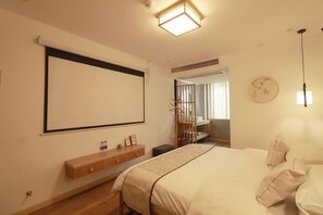 더블룸 | 책상, 노트북 작업 공간, 암막 커튼, 방음 설비