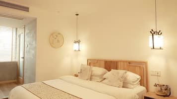 Bureau, espace de travail pour ordinateur portable, rideaux occultants