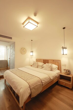 더블룸 | 책상, 노트북 작업 공간, 암막 커튼, 방음 설비