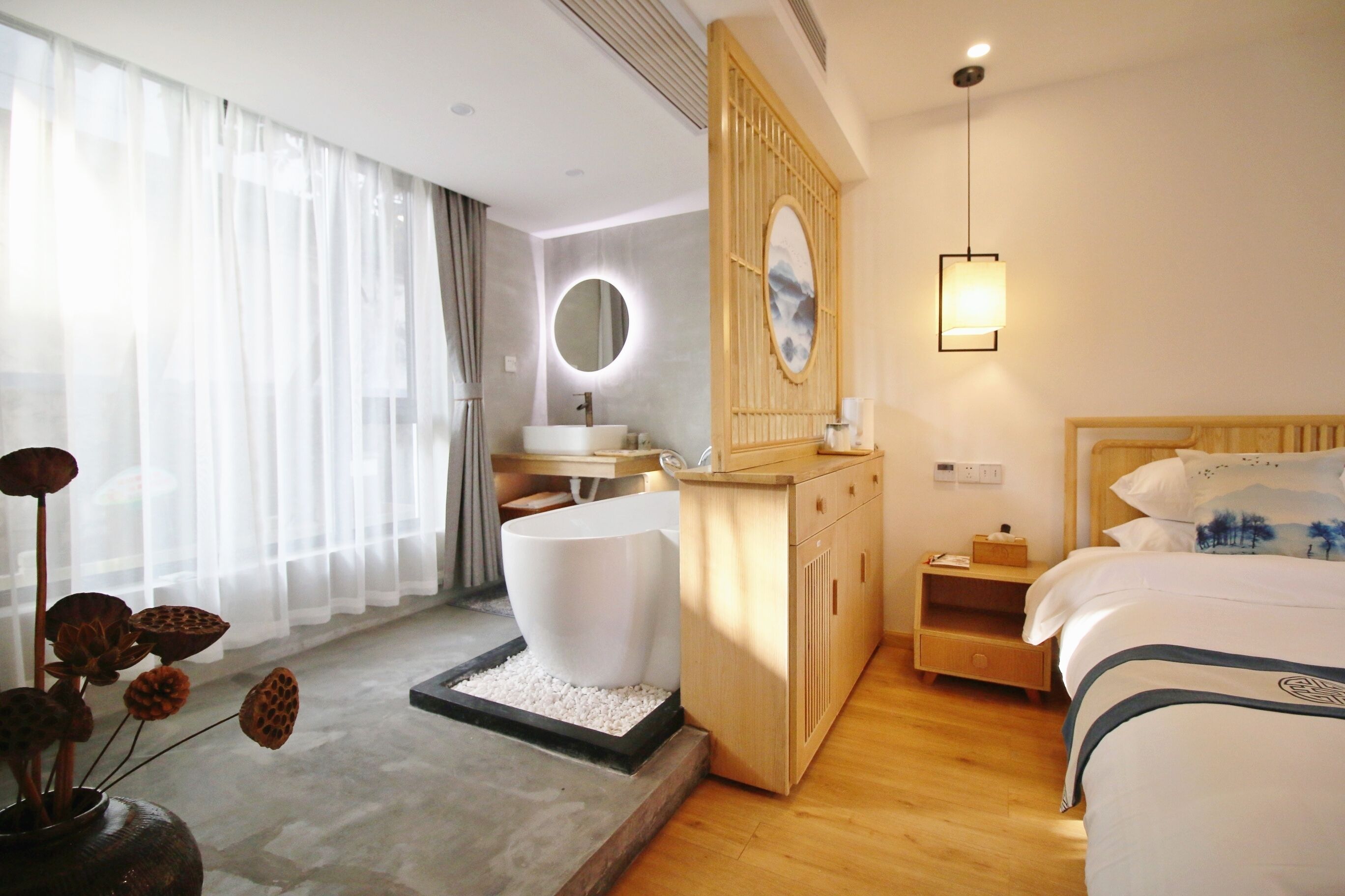 Quarto casal conforto | Escrivaninha, espaço de trabalho para notebook, cortinas blackout