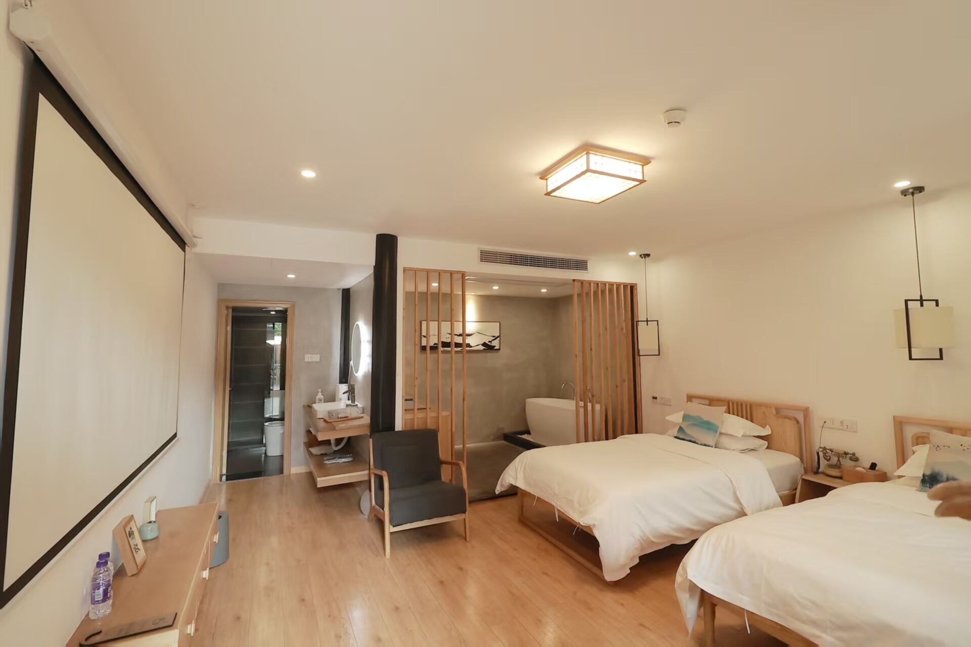 스탠다드 더블룸 | 책상, 노트북 작업 공간, 암막 커튼, 방음 설비