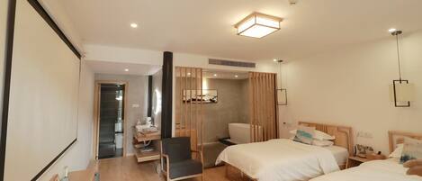 Habitación doble estándar | Escritorio, espacio para trabajar con laptop y cortinas blackout