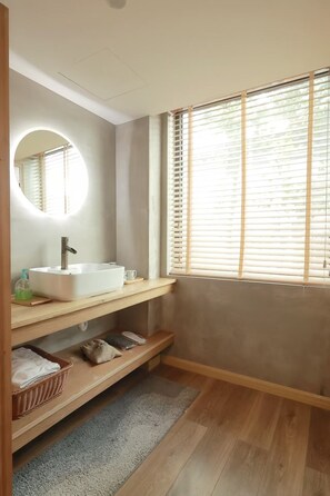 더블룸 | 욕실 | 무료 세면용품, 헤어드라이어, 슬리퍼, 타월