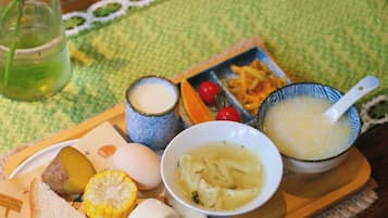 Frokost med lokale retter er inkludert hver dag