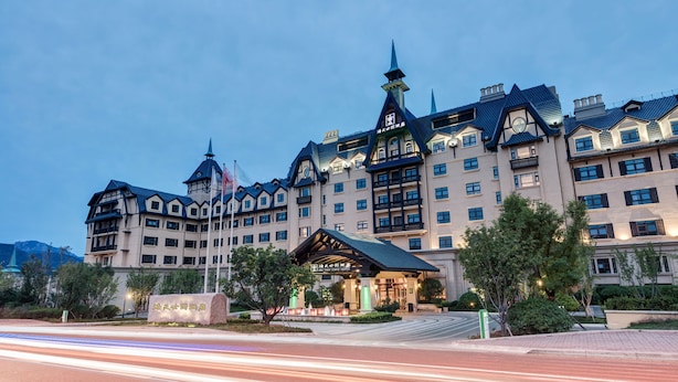 Een groot, meerhoog hotel met een traditionele Europese architectuur, herkenbaar aan een opvallende klokkentoren en meerdere balkons.