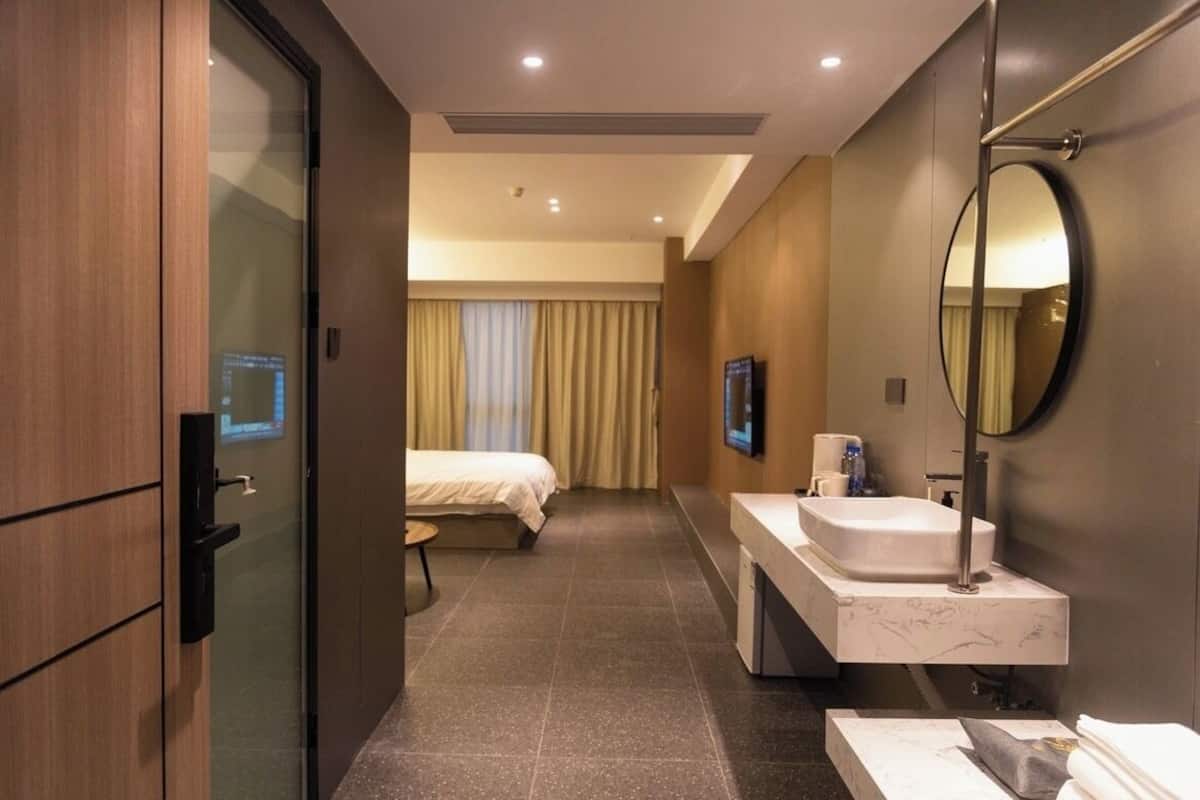 Comfort Room | Laptop workspace, free WiFi