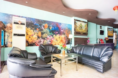 Lobby sitting area. Hotel O Makassar near Losari Beach formerly Ocean View Hotel