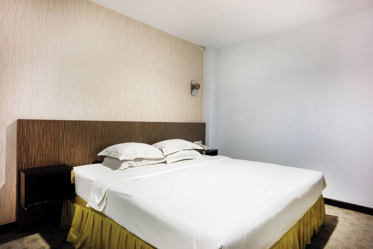 Standard Suite | Premium bedding, desk, WiFi (free), bed sheets