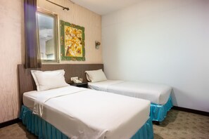 Ropa de cama de alta calidad, escritorio, wifi gratis y ropa de cama