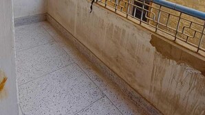 A narrow balcony with a tiled floor and a metal railing. - Shree p Guest House (Varanasi)