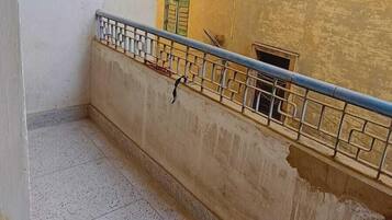 Deluxe Double Room | Living area | Books