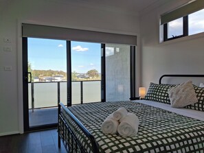 3 bedrooms, iron/ironing board, free WiFi, bed sheets - Sunlit Suburban Haven (Taylor)