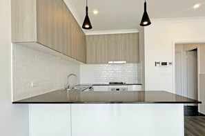 Fridge, microwave, oven, stovetop - Sunlit Suburban Haven (Taylor)