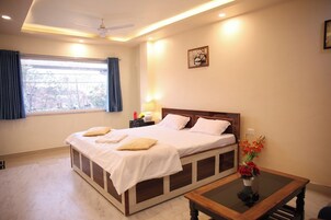 Habitación Deluxe doble, vistas a la ciudad | Sistema de insonorización y wifi gratis