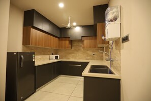 Refrigerador con freezer, microondas, utensilios de cocina