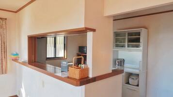 Kühlschrank, Mikrowelle, Herdplatte, Kochgeschirr/Geschirr/Besteck