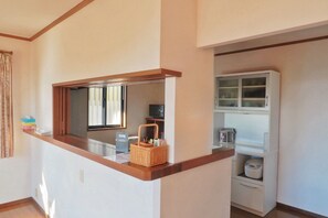 Kjøleskap, mikrobølgeovn, kokeplater og kjøkkenutstyr