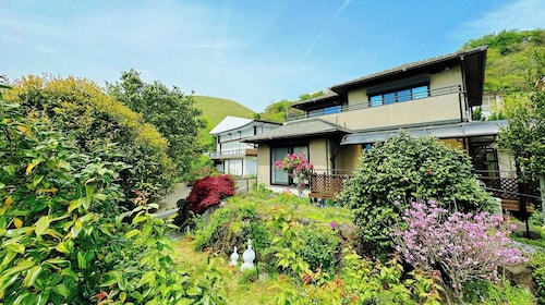 ≪天然温泉付1泊12名様≫伊東大室山と海をまるまる見える現代和式築浅貸別荘を一棟貸切！ / 伊東市 静岡県