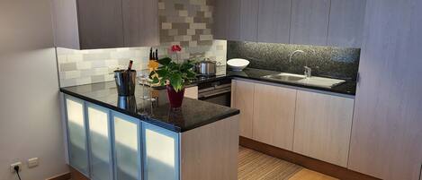 Kühlschrank, Mikrowelle, Ofen, Herdplatte