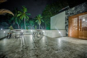 Outdoor dining - privet Entire Villa Bhagi (Galle)