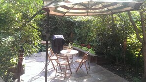 Outdoor dining - Harlem's Finest 2 Bedroom Garden Apartment! (New York)