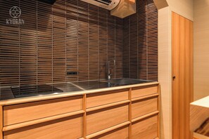 Kühlschrank, Mikrowelle, Herdplatte, Kochgeschirr/Geschirr/Besteck