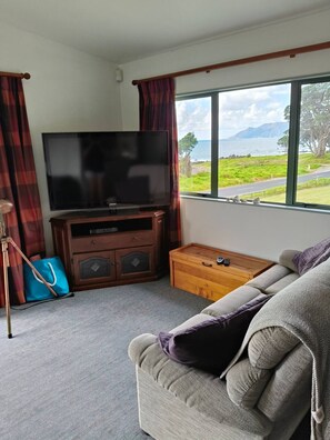 TV, books - Waihau Bay Vista - G B's Barn (Waihau Bay)