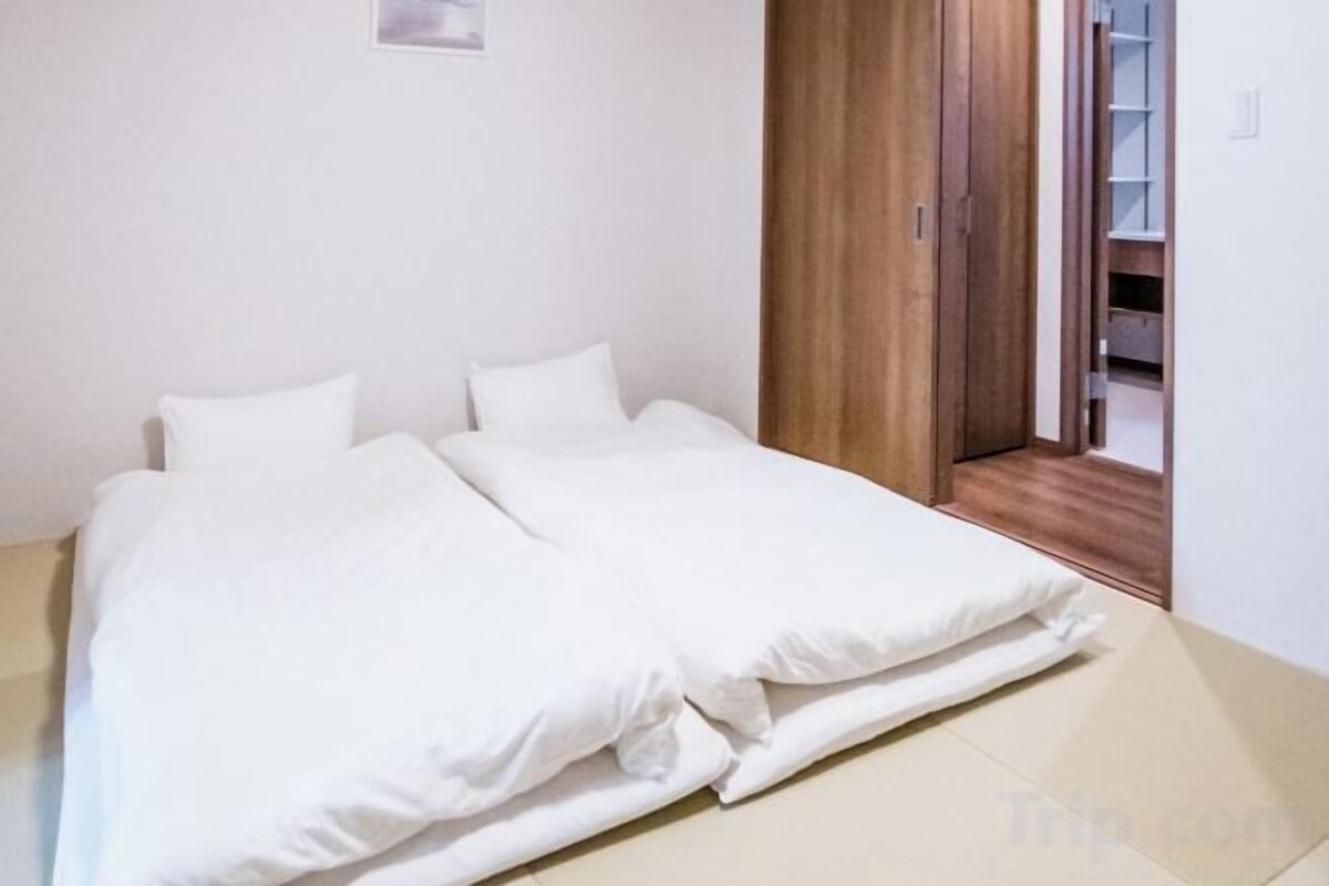 WiFi (free), bed sheets