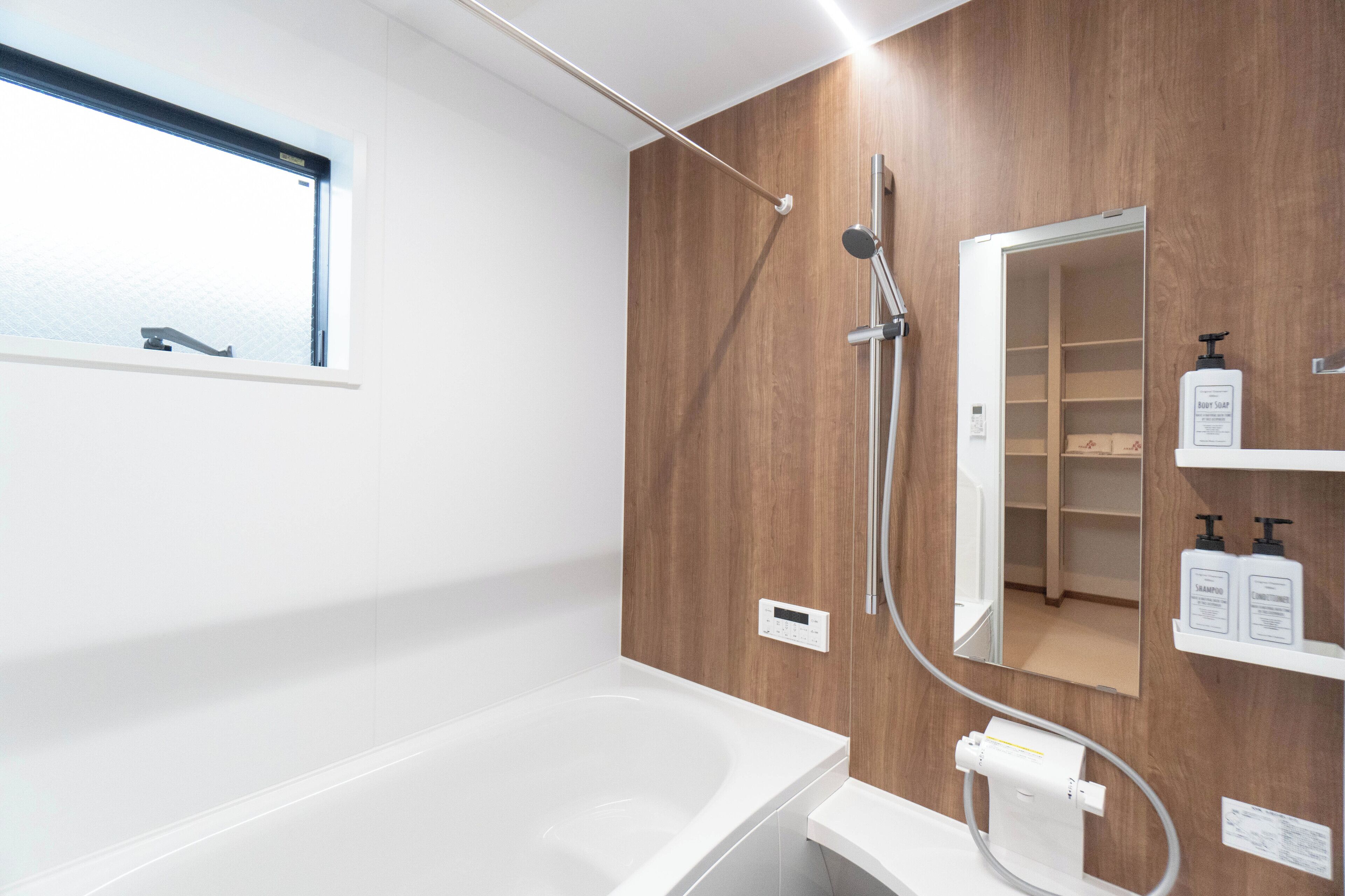 Baignoire et douche séparées, sèche-cheveux, chaussons