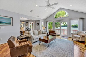 Télévision, cheminée, livres