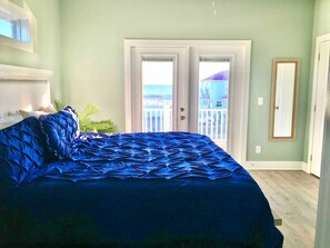 4 soverom, skrivebord, strykejern/-brett og reiseseng for barn