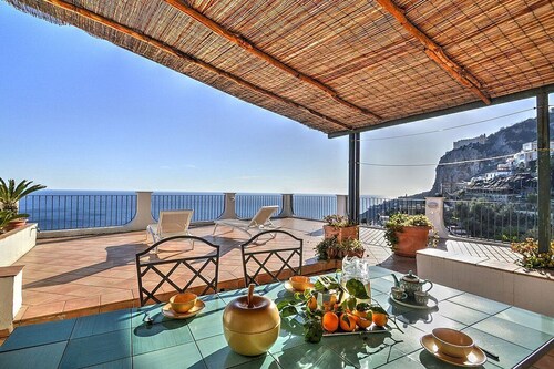 Villa Arcangela A: A characteristic and welcoming independent house located on a hillside, facing the sea, with Free WI-FI.