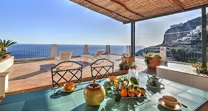 Villa Arcangela A: A characteristic and welcoming independent house located on a hillside, facing the sea, with Free WI-FI.
