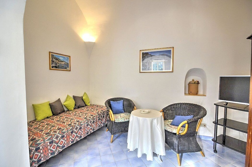 Villa Arcangela A: A Characteristic And Welcoming Independent House Located On A Hillside, Facing The Sea, With Free Wi-fi. - Amalfi