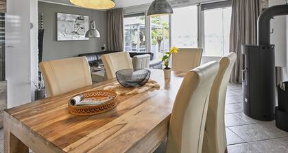 Ferienhaus am Wasser mit großem Garten