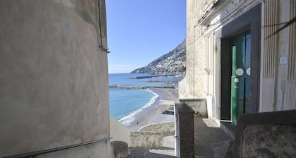 Appartamento Attilia B: A graceful apartment which faces the sun and the sea, with Free WI-FI.