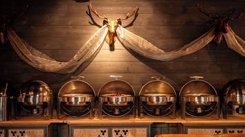 Daily local cuisine breakfast (CNY 18 per person)