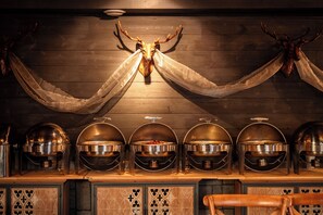 Daily local cuisine breakfast (CNY 18 per person)