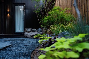 56 Mountains and Stones | 开放式门廊