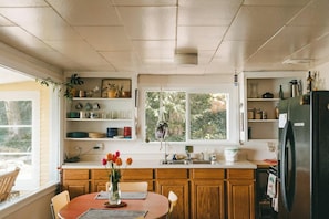 Jääkaappi, mikroaaltouuni, uuni, liesi