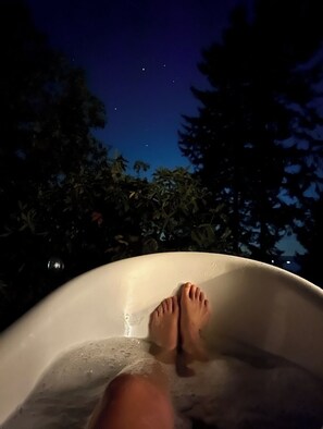 Outdoor spa tub
