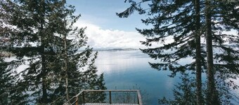 "Old Pine" Rustic Waterfront Cabin w/ Outdoor Tub #CabinVibes