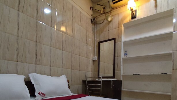 Economy Double or Twin Room | WiFi (free) - 4 Seasonz Residency (Chennai)